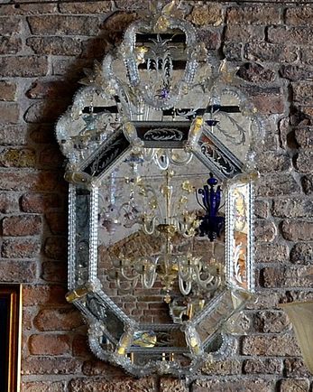 Murano-Glasspiegel, eingravierter Murano-Spiegel, authentisches Murano-Glas, Ex-Kirche Santa Chiara Murano, Murano-Spiegel in der Ex-Kirche Santa Chiara, handgemachte Glasspiegel
