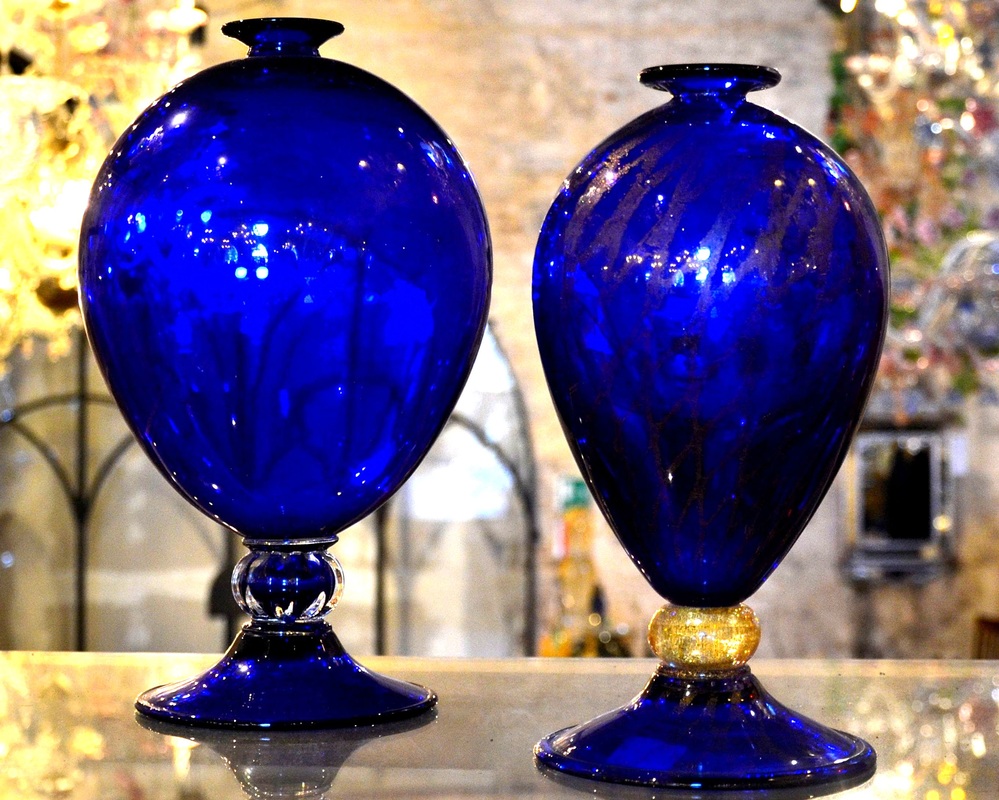 Murano-Glasvasen, authentische Murano-Glasvasen , moderne Murano-Glasvasen, Murano-Glasvasen in der Ex-Kirche Santa Chiara, Murano-Glaskunst, venezianische Vasen
