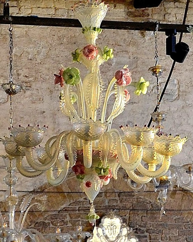 Lampadari di vetro di Murano, lampadario di Murano, vetro di Murano autentico, lampadario con fiori di vetro di Murano, lampadari nell’Ex Chiesa di Santa Chiara