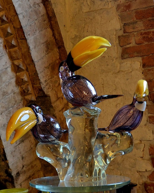 Murano-Glasskulpturen, echtes Murano-Glas, authentisches Murano-Glas, Murano-Glas einkaufen, venezianische Glasskulpturen, Ex-Kirche Santa Chiara Murano, einkaufen auf Murano, große Murano-Glasskulptur, Murano-Glasvögel, Murano-Glas Tukane, Tukan Skulptur, moderne Murano-Glasskulptur 