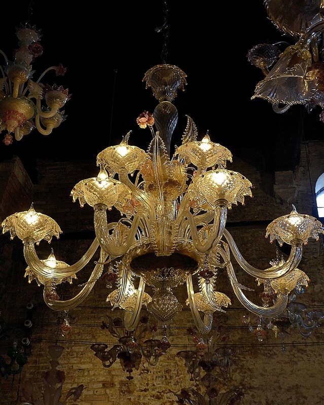 Lampadari di vetro di Murano, lampadario di Murano, vetro di Murano autentico, lampadario con fiori di vetro di Murano, lampadari nell’Ex Chiesa di Santa Chiara