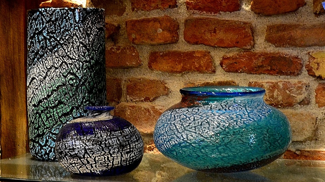 Vasi di vetro di Murano, vetro di Murano autentico, vasi di vetro di Murano moderni, vasi di vetro di Murano nell’Ex Chiesa di Santa Chiara, vasi di vetro moderno di Murano, vasi verdi di vetro di Murano, vaso blu di vetro di Murano, vaso veneziano di vetro